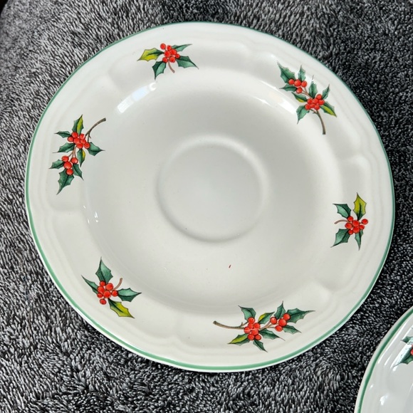 SET OF TWO (2) CERAMIC SAUCERS HOLLY BERRY TABLETOPS UNLIMITED,  VINTAGE 80’S - Picture 4 of 8